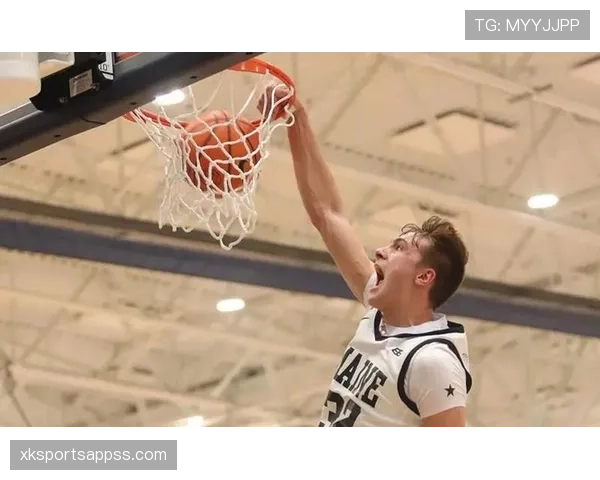 库珀·弗拉格像戈贝尔护筐却更善于滚动挡拆拉开空间