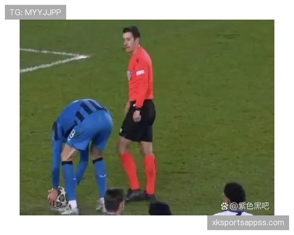 禁区拉拽犯规标准解析：裁判如何判断点球与免罚边界